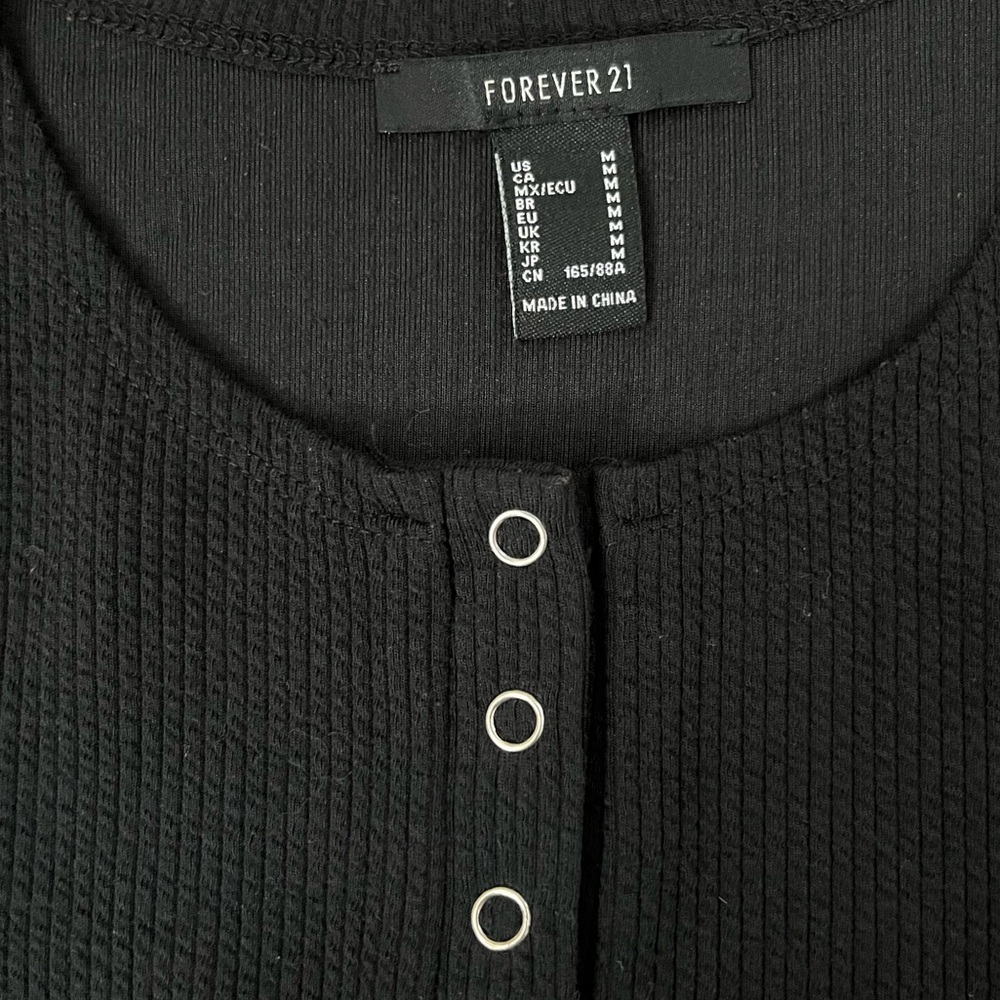 Forever 21 Women’s Black Ribbed Henley Crop Top Crew Neck Size M - Picture 2 of 4